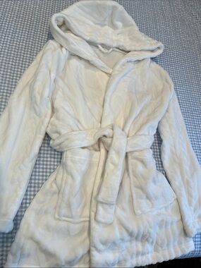 NWOT Colsie Plush Hooded Robe in Winter White